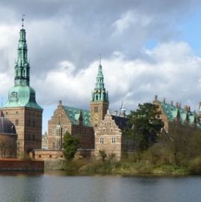 Frederiksborg Slot ligger romantisk ned til slotssøen
