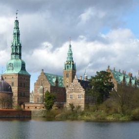 Frederiksborg Slot i Hillerød ligger smukt ved slotssøen