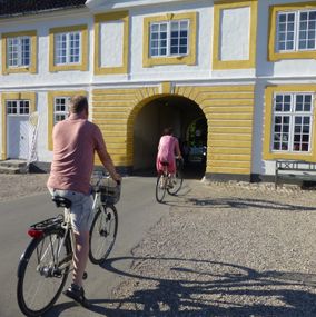 Beslg Valdemar Slot på 7 dages arrangeret cykelferie på Fyn