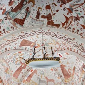 Kig ind i Fanefjord Kirke for at se de unikke kalkmalerier